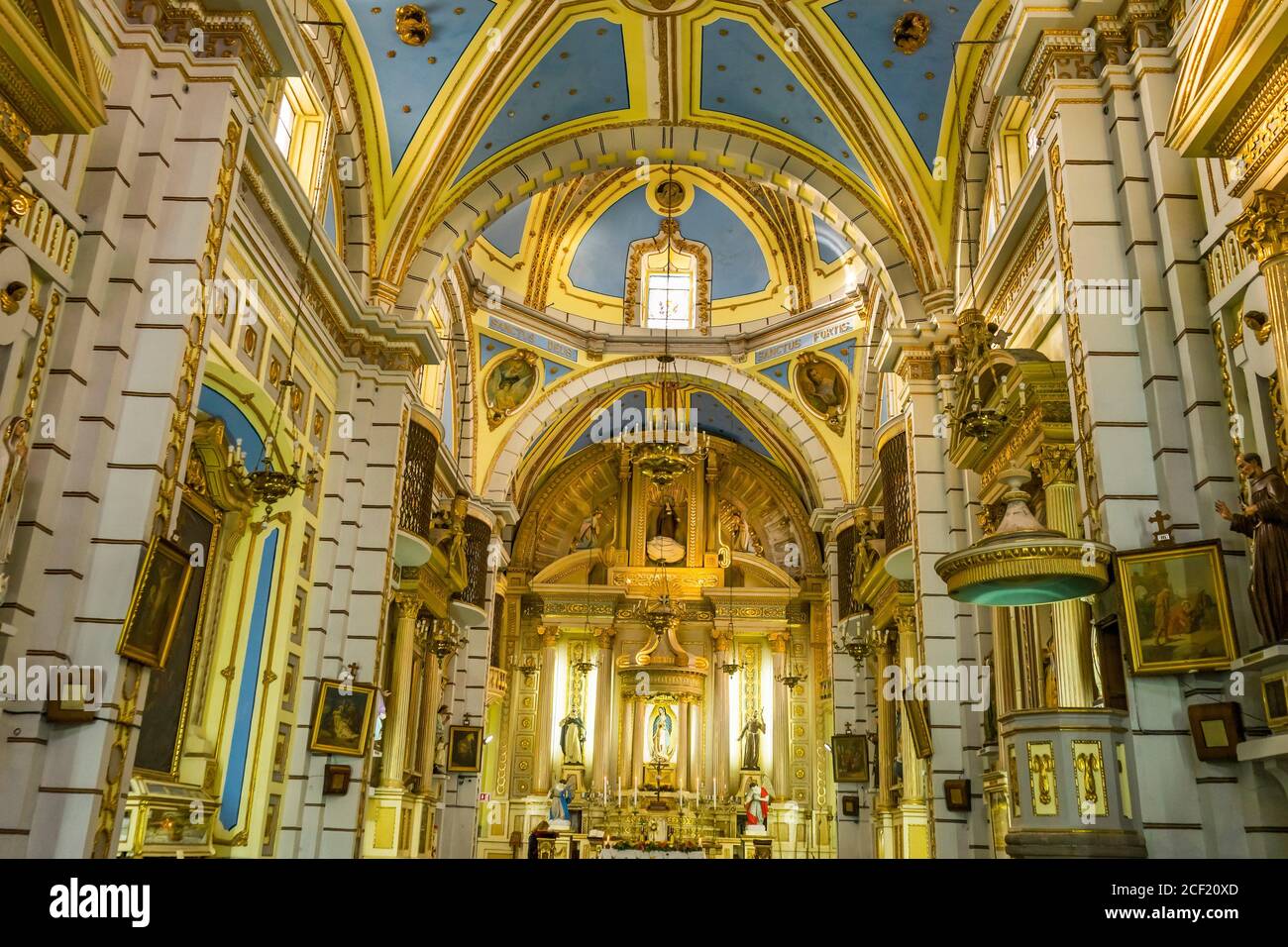 Basílica del Altar Iglesia de Santa Clara de Asís Histórico Puebla México. Construido en 1600 a