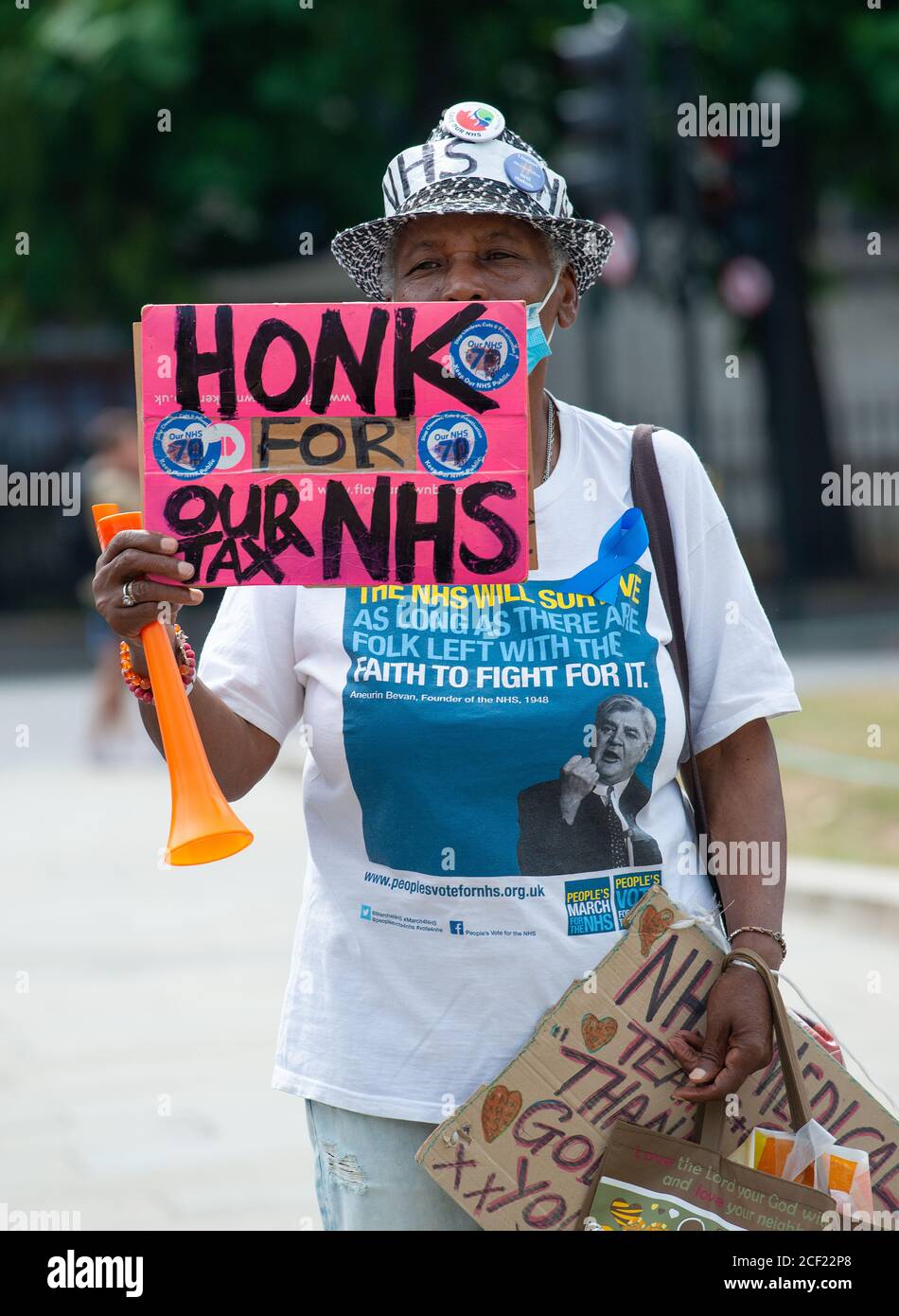 Las enfermeras del NHS y los trabajadores clave del hospital marchan a Downing Street en manifestación de protesta, exigiendo un aumento salarial del gobierno. Foto de stock