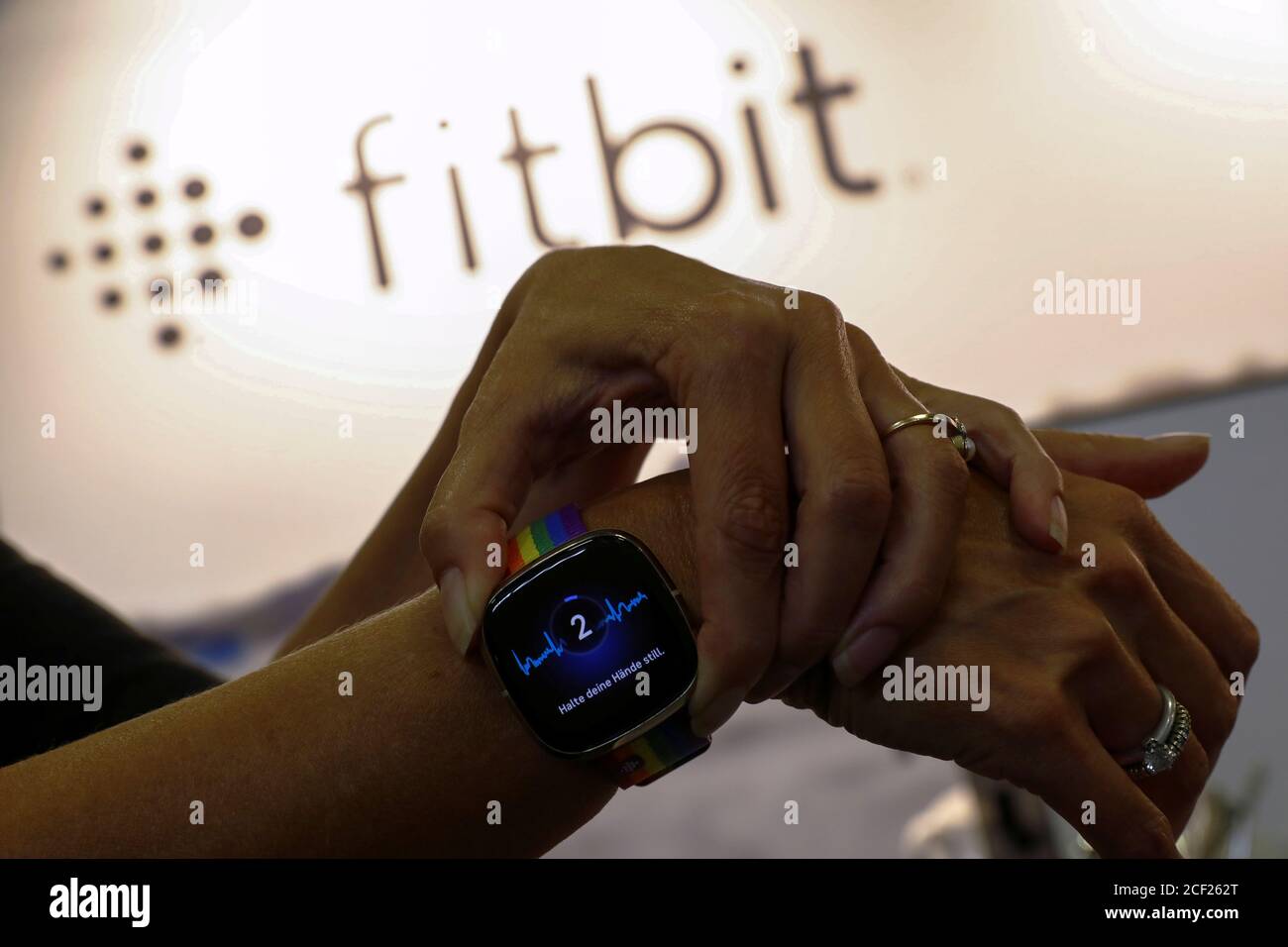 Un empleado utiliza una función de electrocardiograma en un Fitbit  smartwatch en la feria de tecnologías de consumo IFA, en medio del brote de  la enfermedad coronavirus (COVID-19), en Berlín, Alemania, 3