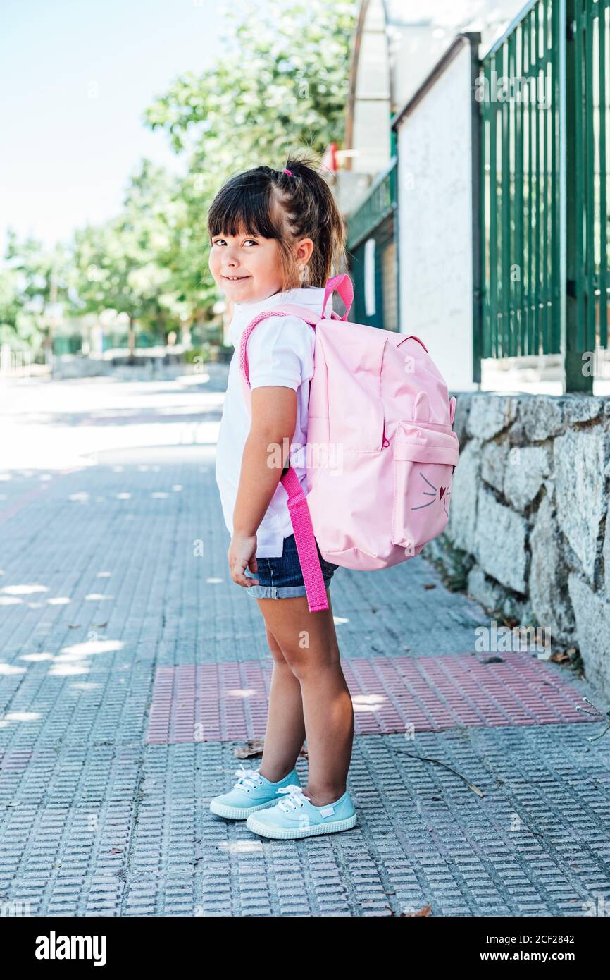 Niña de pelo negro con una mochila rosa va a la escuela. Concepto escolar  Fotografía de stock - Alamy