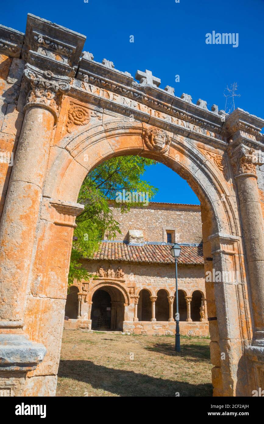 Fachada de la iglesia Asunción de nuestra Señora. Villasayas, provincia