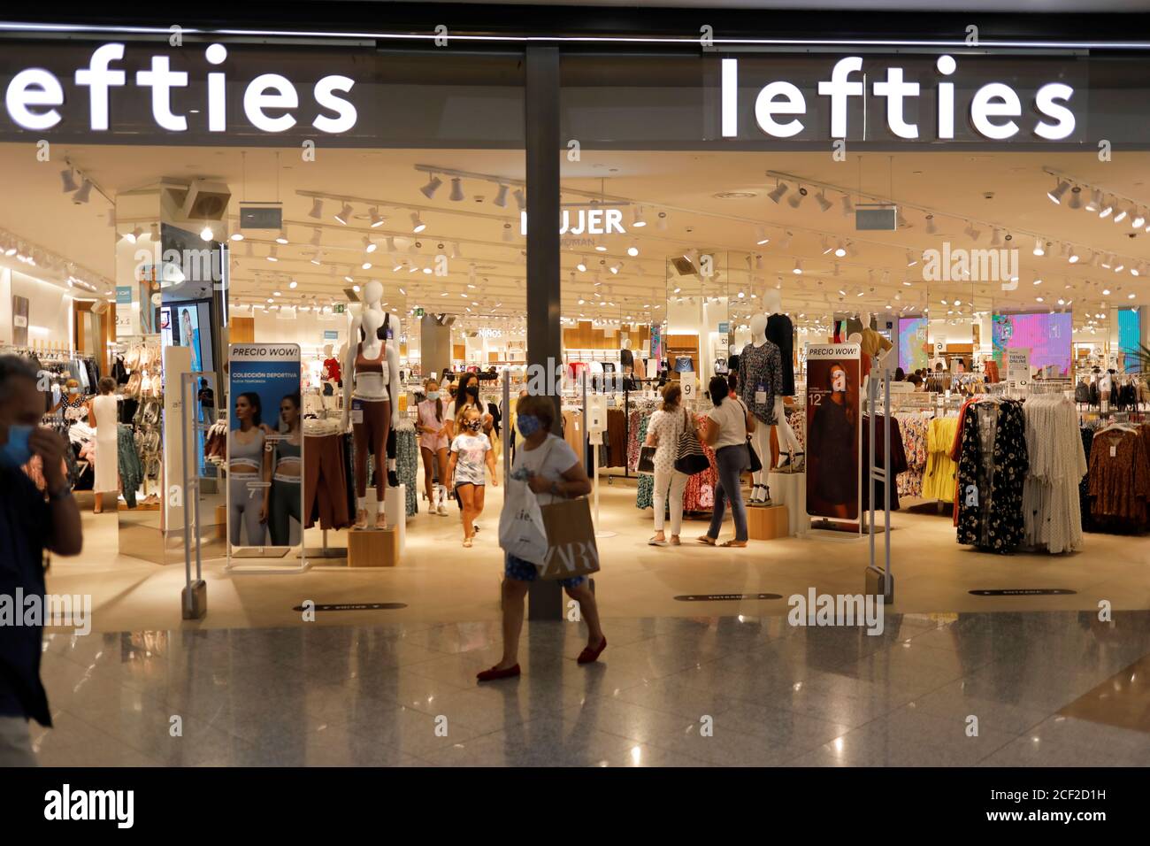 Una mujer una tienda Lefties, una Marca Inditex, en Málaga, 3 de septiembre de 2020. REUTERS/Jon Nazca Fotografía de stock - Alamy