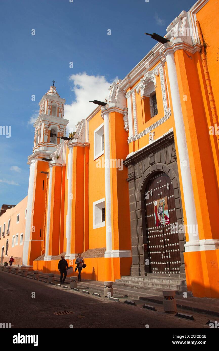 Vista a la Iglesia de San Jerónimo en el centro histórico de Puebla
