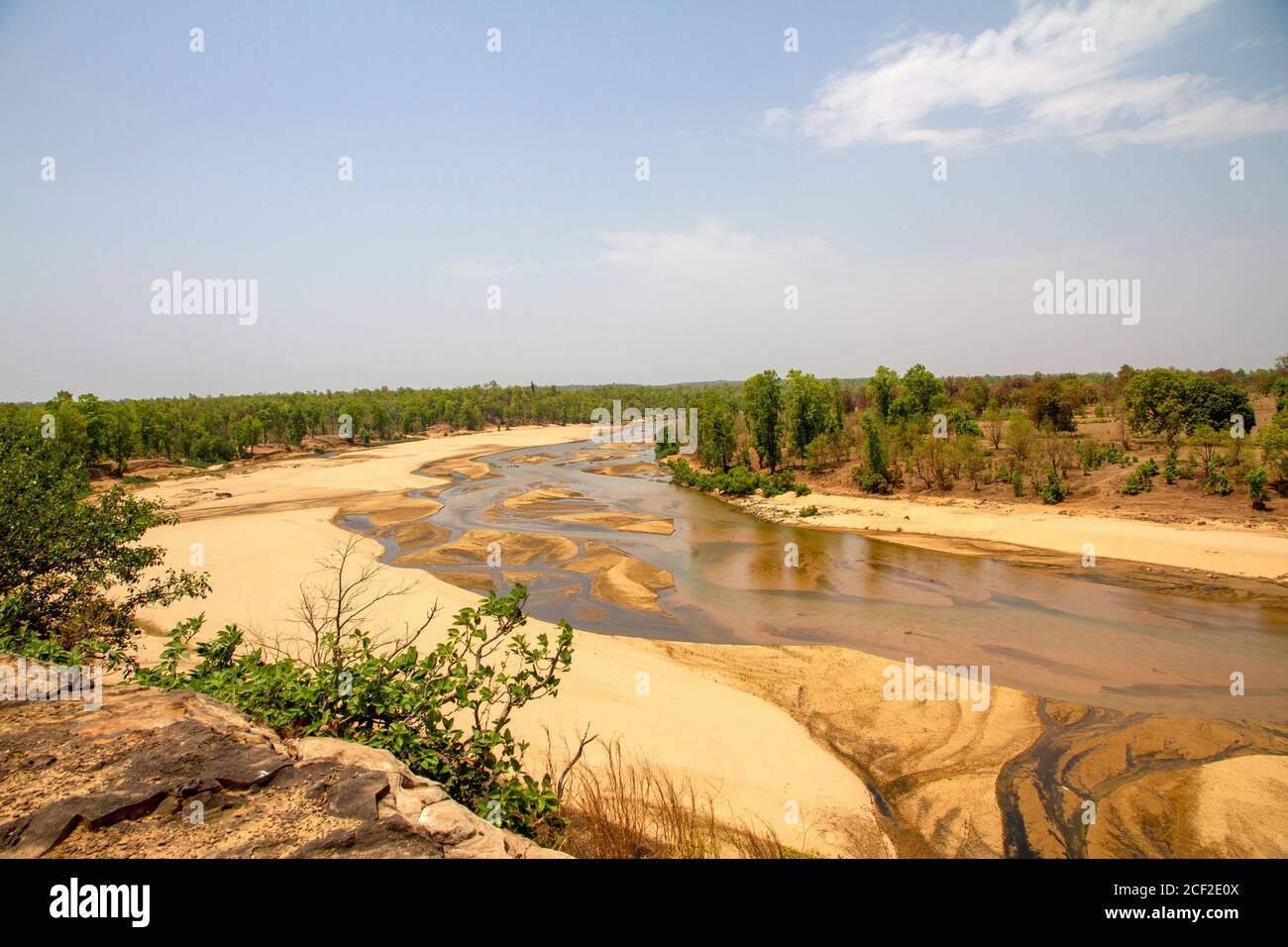 El río Banas se origina en las colinas de Khamnor de la cordillera Aravalli. Afluente del río Chambal. Reserva de Tigres de Sanjay Dubri, Madhya Pradesh, India Foto de stock