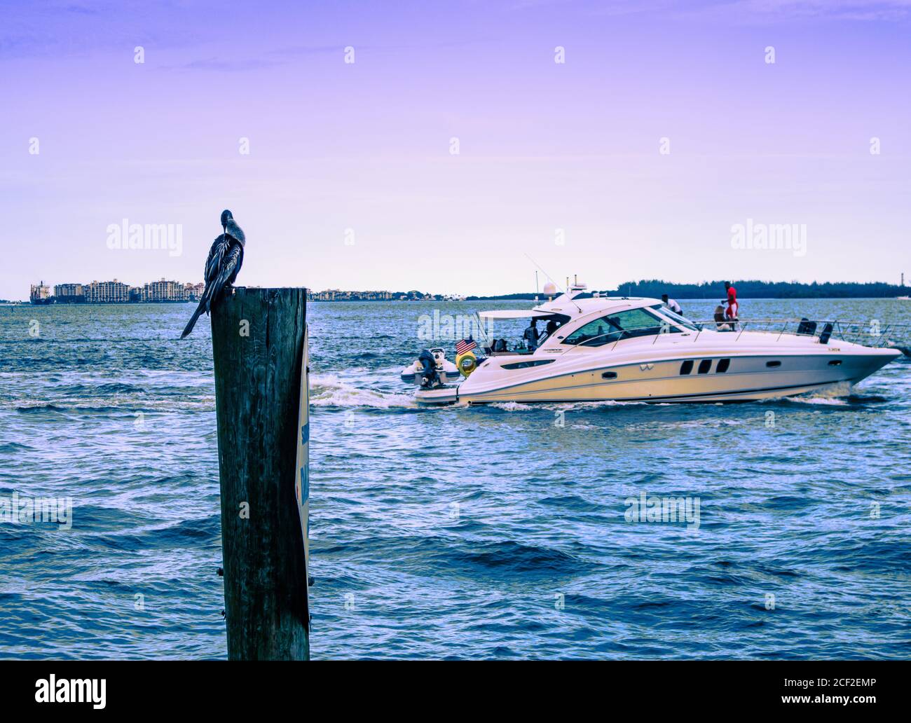 Miami, Florida/USA, 07/17/2020 -embarcación individual en el Canal Sur de Miami cerca de la costa de Brickell Key Park, gente en una excursión en bote en Miami n. Foto de stock