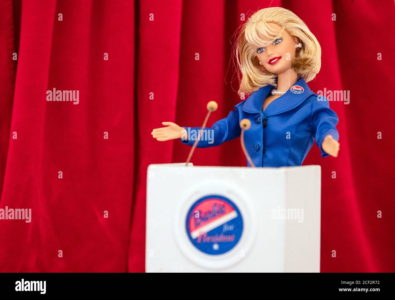 Bruchsal, Alemania. 03 de septiembre de 2020. "Barbie for President" está  escrito delante de una muñeca Barbie en la exposición especial "chica  ocupada - Barbie hace una carrera" en Schloss Bruchsal. Se