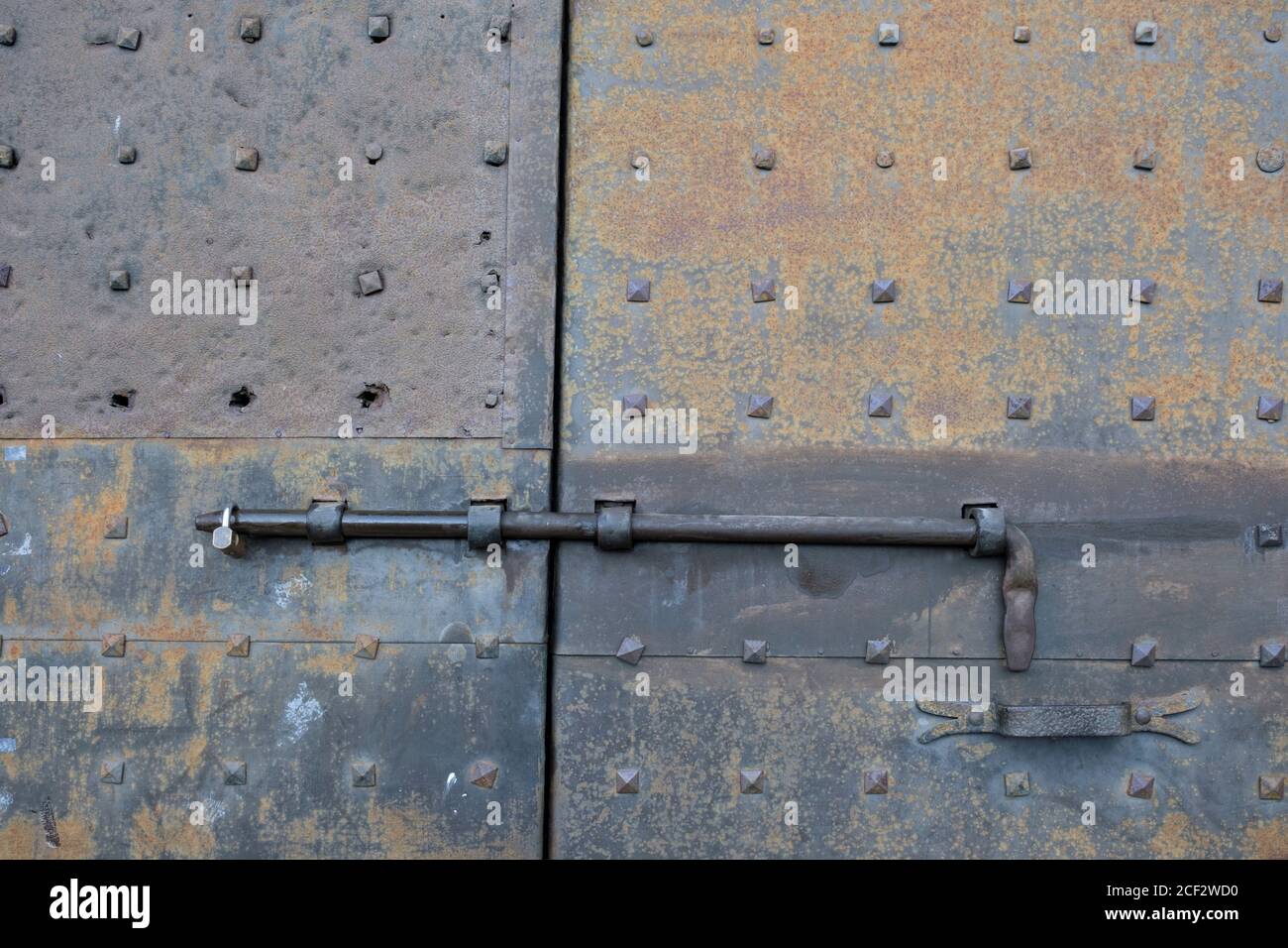 El perno viejo de la tuerca oxidada y la cerradura de la puerta de hierro  en un puerta de color azul descolorido Fotografía de stock - Alamy
