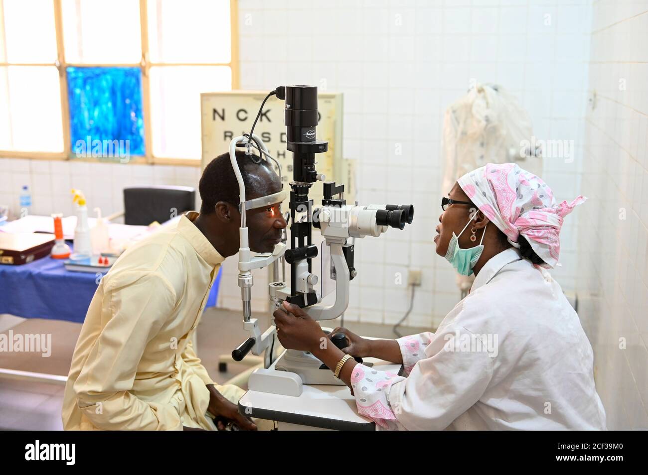 NÍGER, Maradi, clínica ocular del hospital católico, revisión de la vista / Krankenhaus, Augenklinik Foto de stock