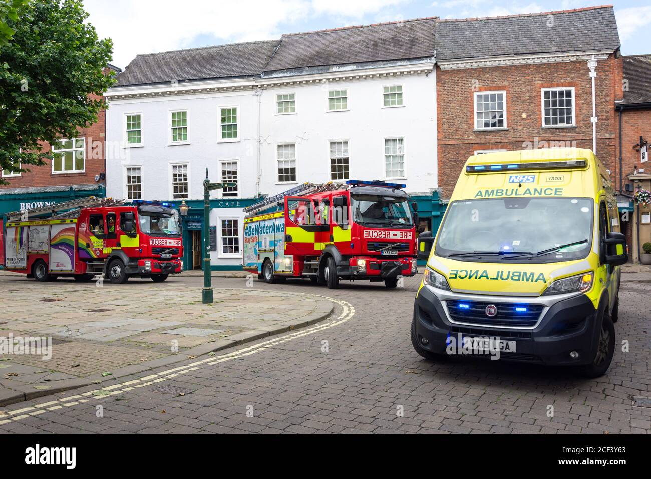 Servicios de emergencia de NHS ambulancia y motores de rescate de incendios, St Sampson's Square, York, North Yorkshire, Inglaterra, Reino Unido Foto de stock