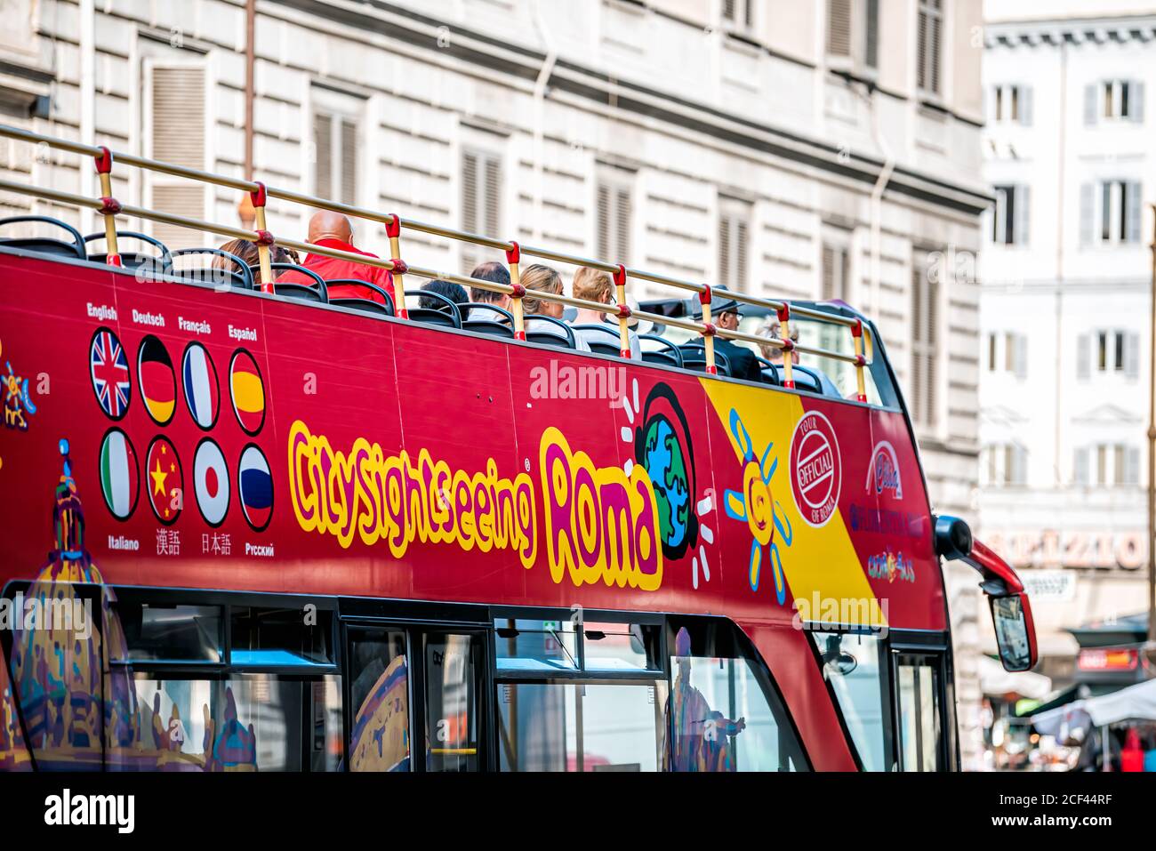 Roma, Italia - 4 de septiembre de 2018: Cierre de Hop on hop on hop off Big bus tour turístico color rojo por City Sightseeing Roma en la calle de la ciudad y la gente Sitt Foto de stock