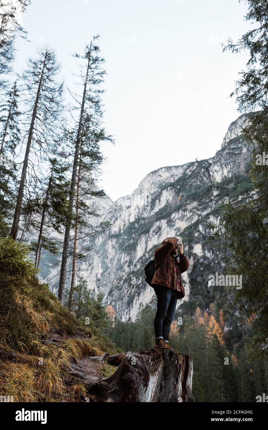 Vista lateral de hombre viajero en ropa informal de pie abismo de roca y  deleite en vista del paisaje de las montañas Dolomitas En Italia Fotografía  de stock - Alamy