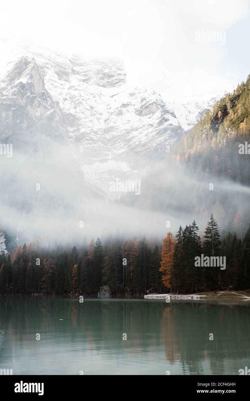 Lago nebuloso con reflejo de las montañas Dolomitas de gran alcance en Italia Foto de stock