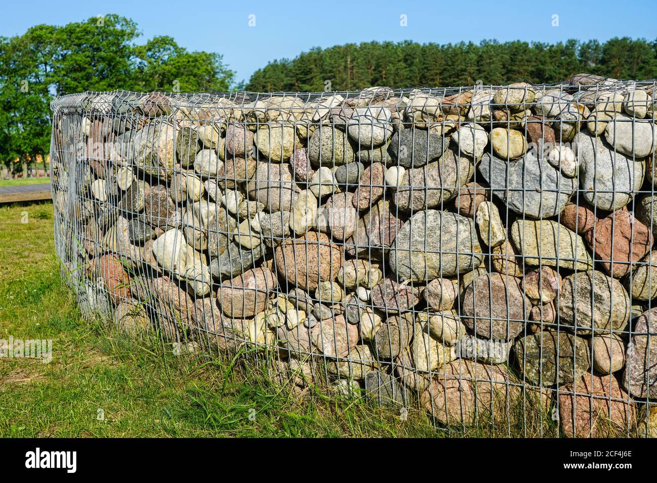 muro de la cerca de gaviones de malla de acero con piedras Fotografía de  stock - Alamy