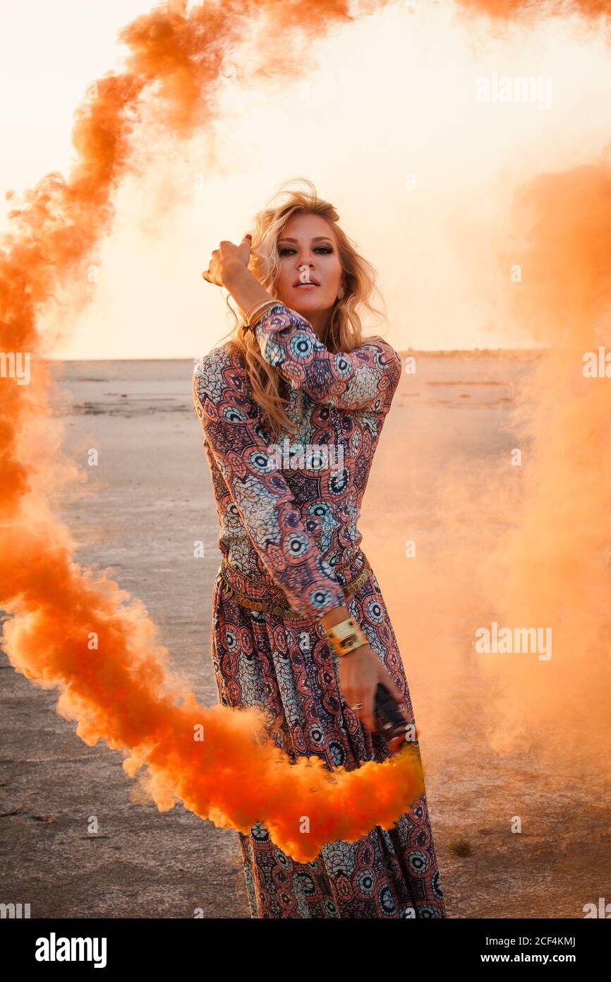 Mujer con bomba de humo Fotografía de stock - Alamy