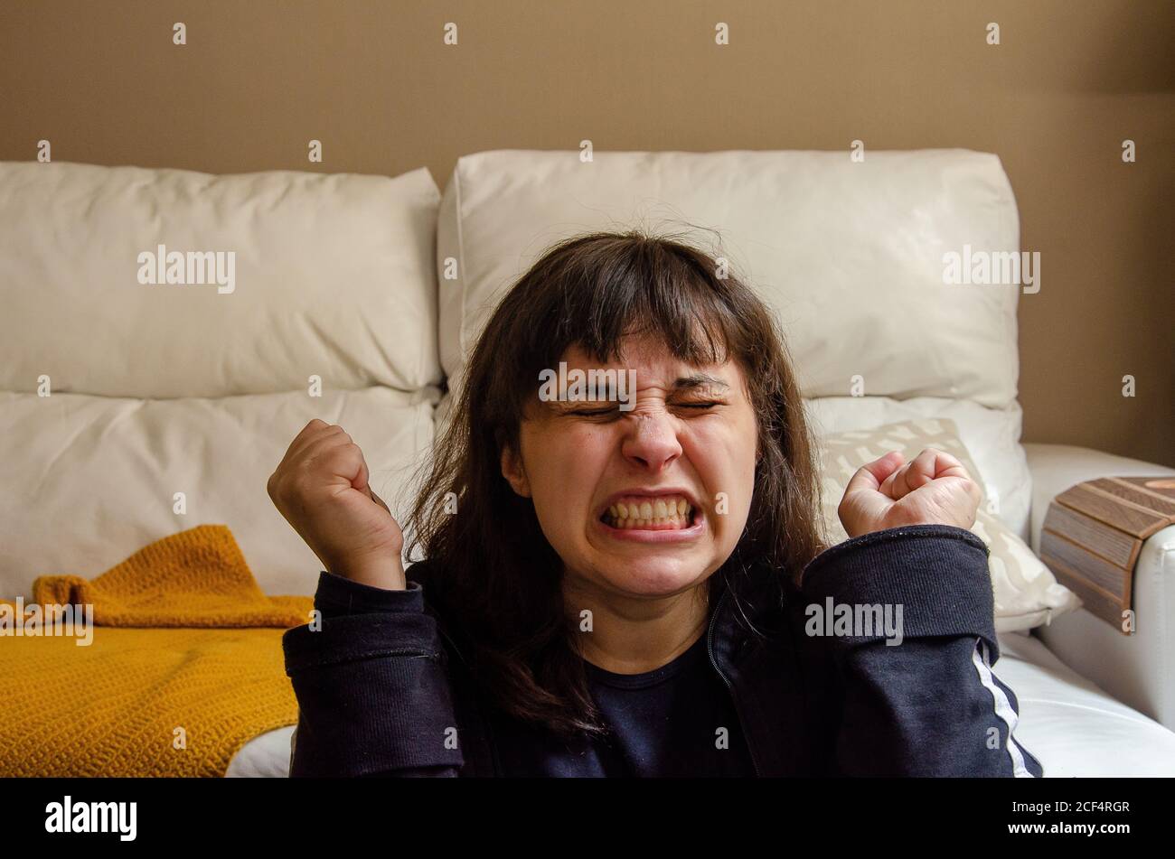 retrato de una joven latina con cara enojada Foto de stock