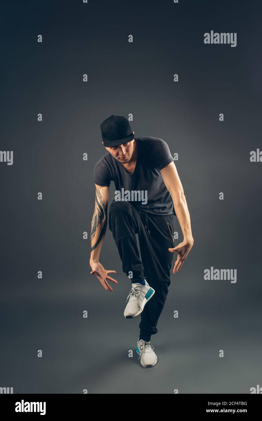 hombre bailando danza callejera Fotografía de stock - Alamy