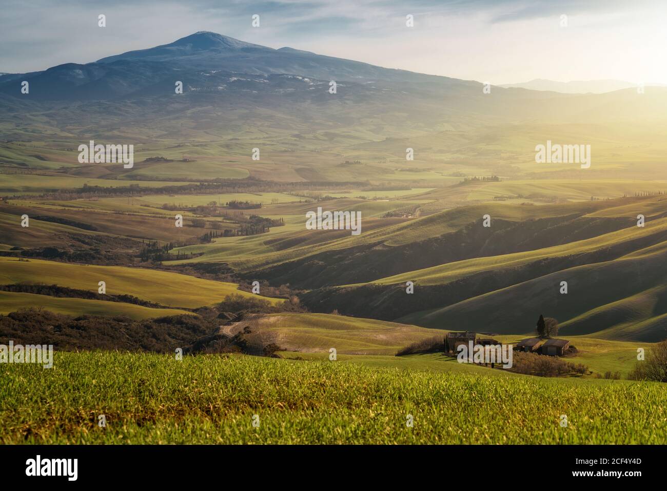 Majestuoso paisaje de valle verde con campos y cadena montañosa en Toscana,  Italia Fotografía de stock - Alamy