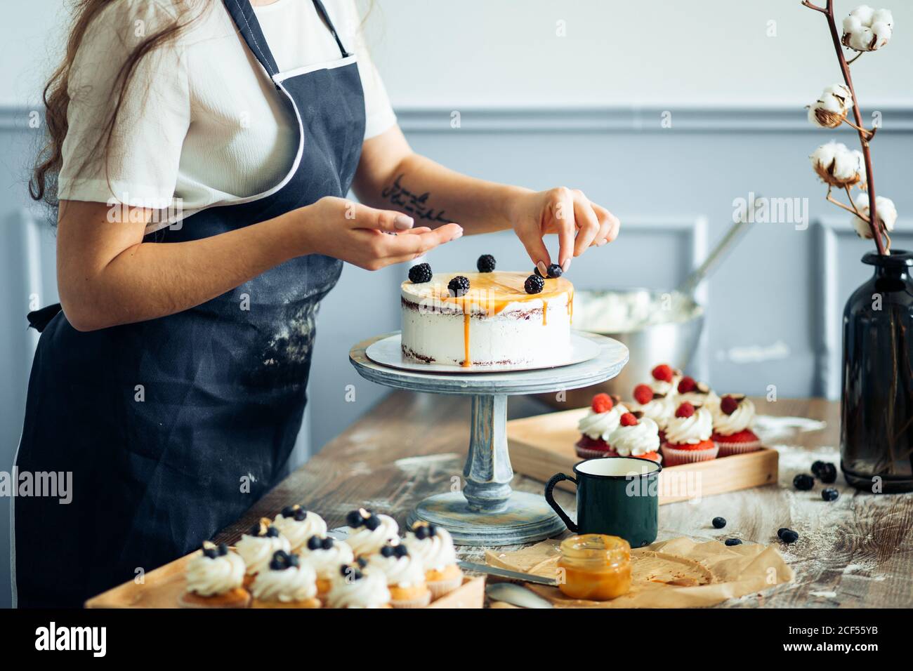 Chef de pastelería en la cocina decorando un pastel de chocolate, fruta,  dulces, Confectioner está decorando pastel de chocolate, clase de cocina,  cocina, panadería, foo Fotografía de stock - Alamy