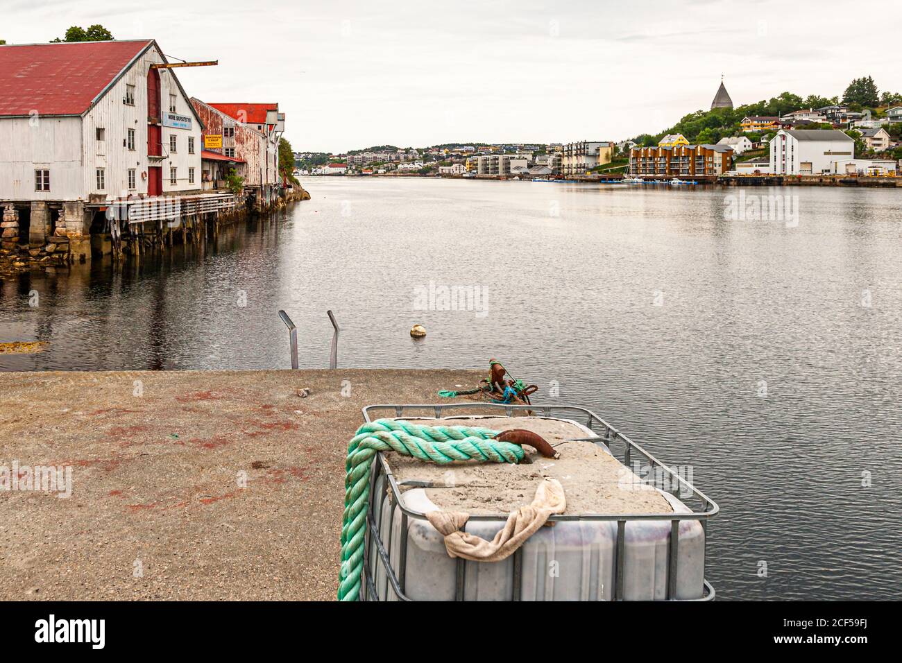 Almacén portuario en Kristiansund, Noruega Foto de stock