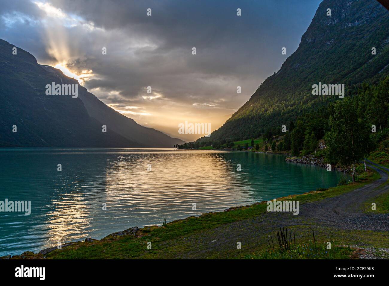 Lago Lovatnet cerca de Stryn, Noruega Foto de stock