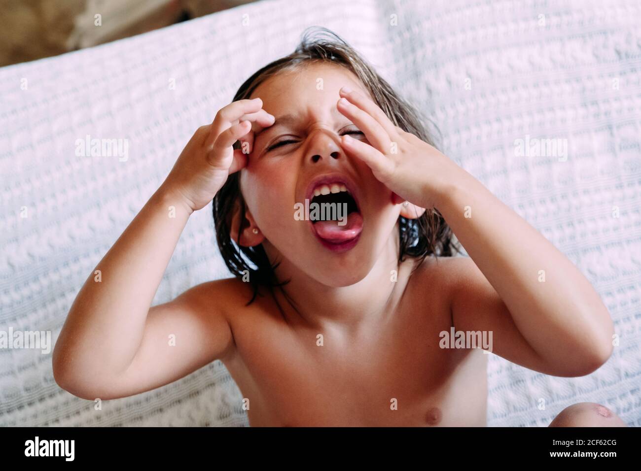 Niño sin nada de ropa fotografías e imágenes de alta resolución - Alamy