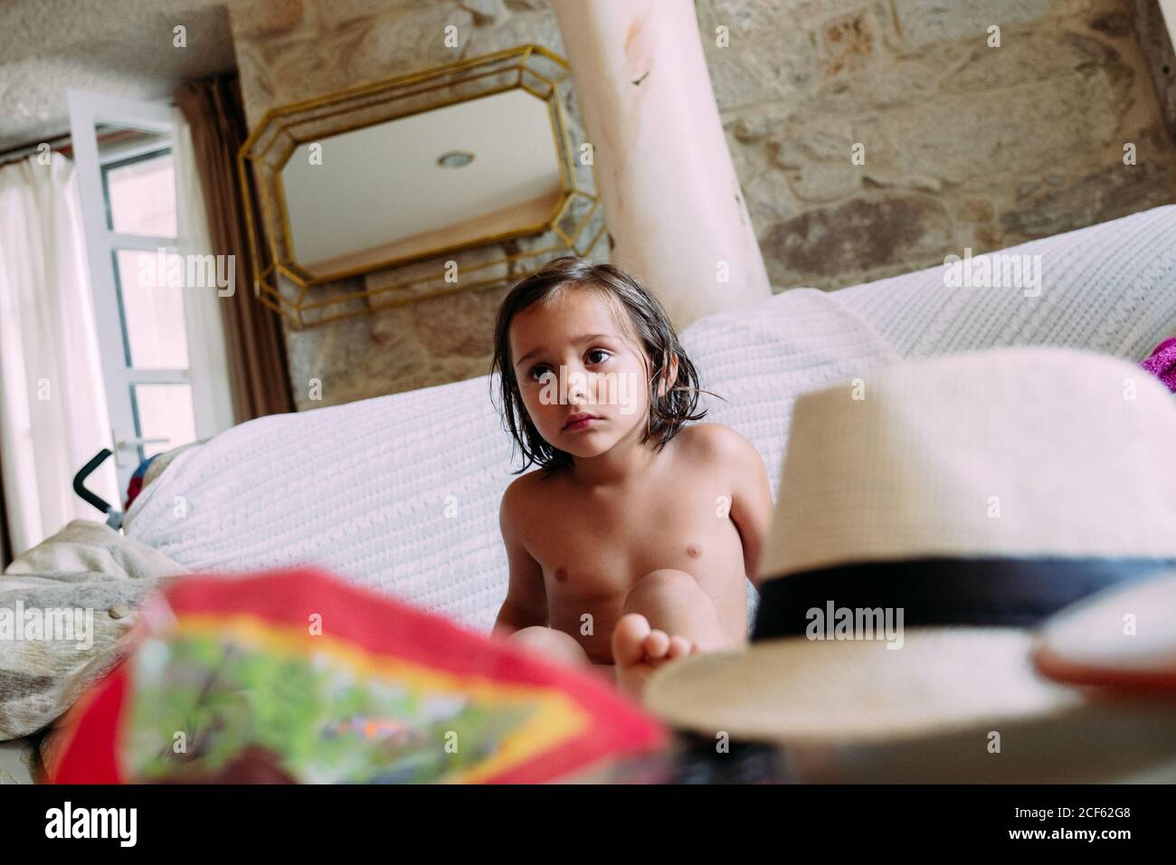 Niño sin ropa fotografías e imágenes de alta resolución - Alamy