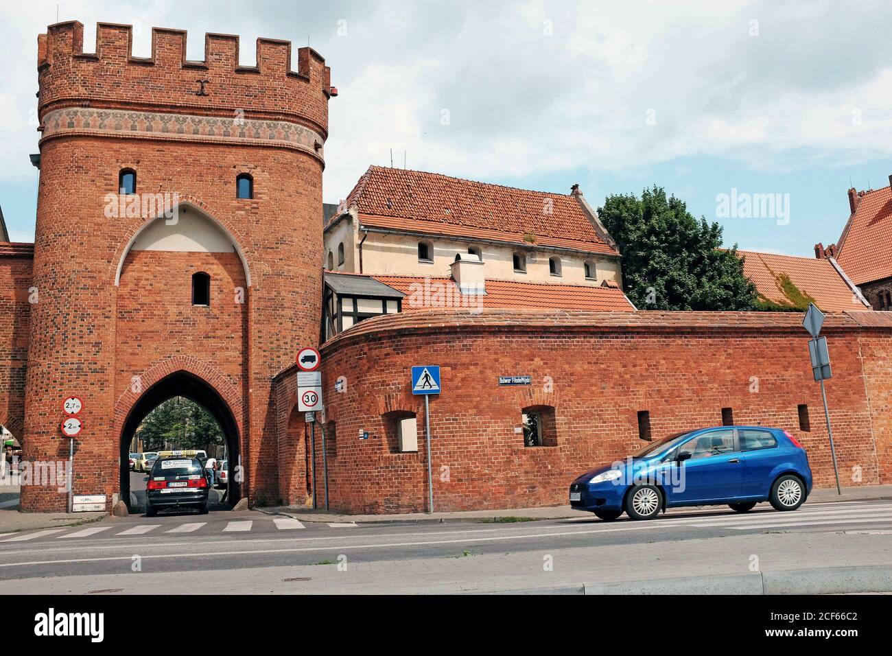 Murallas defensivas medievales del casco antiguo de Torun en Torun, Polonia. Foto de stock