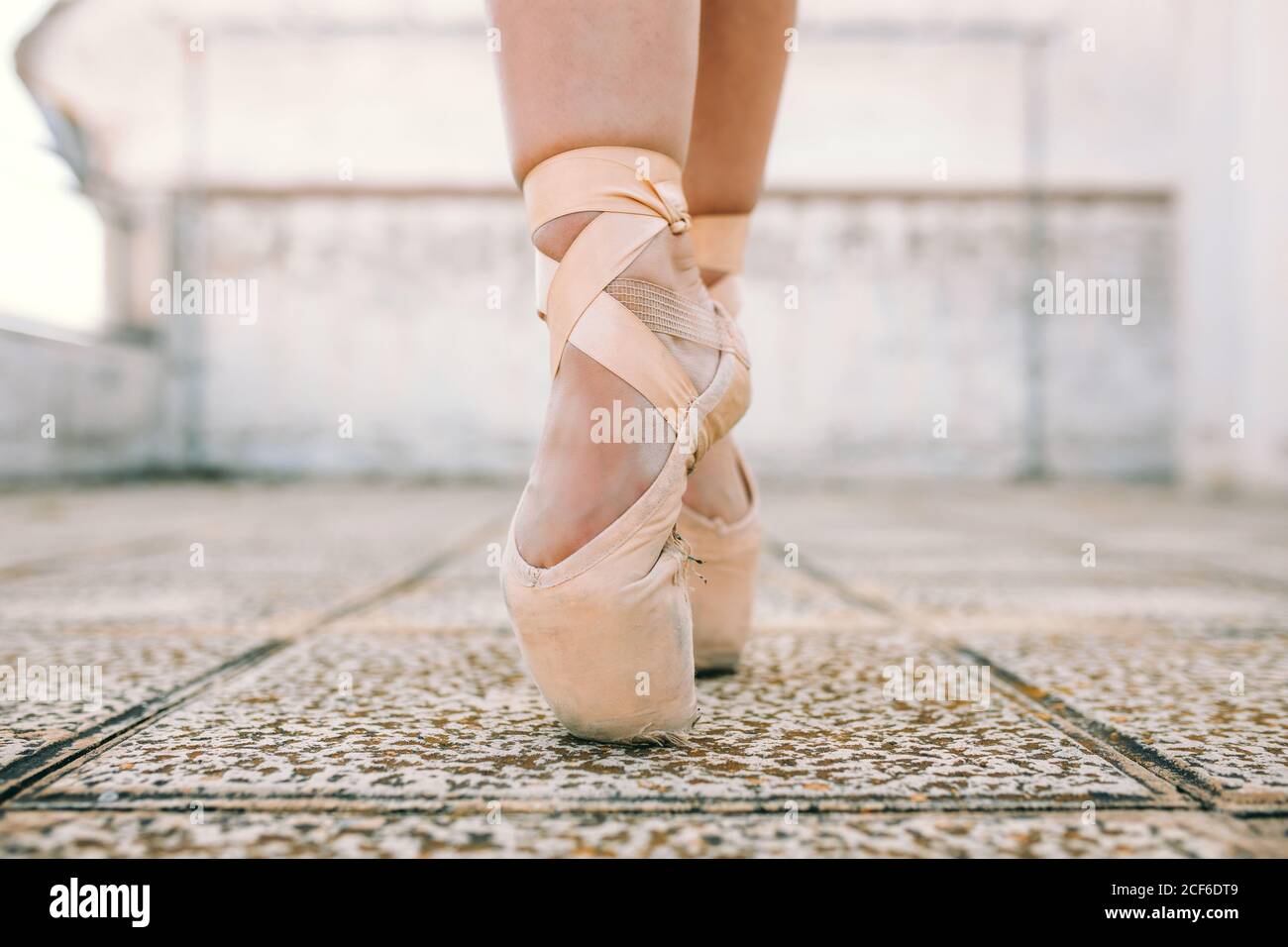 Cerrar Zapatos De Ballet De Puntas De Ropa Femenina Foto de archivo -  Imagen de equilibrio, funcionamiento: 183246230