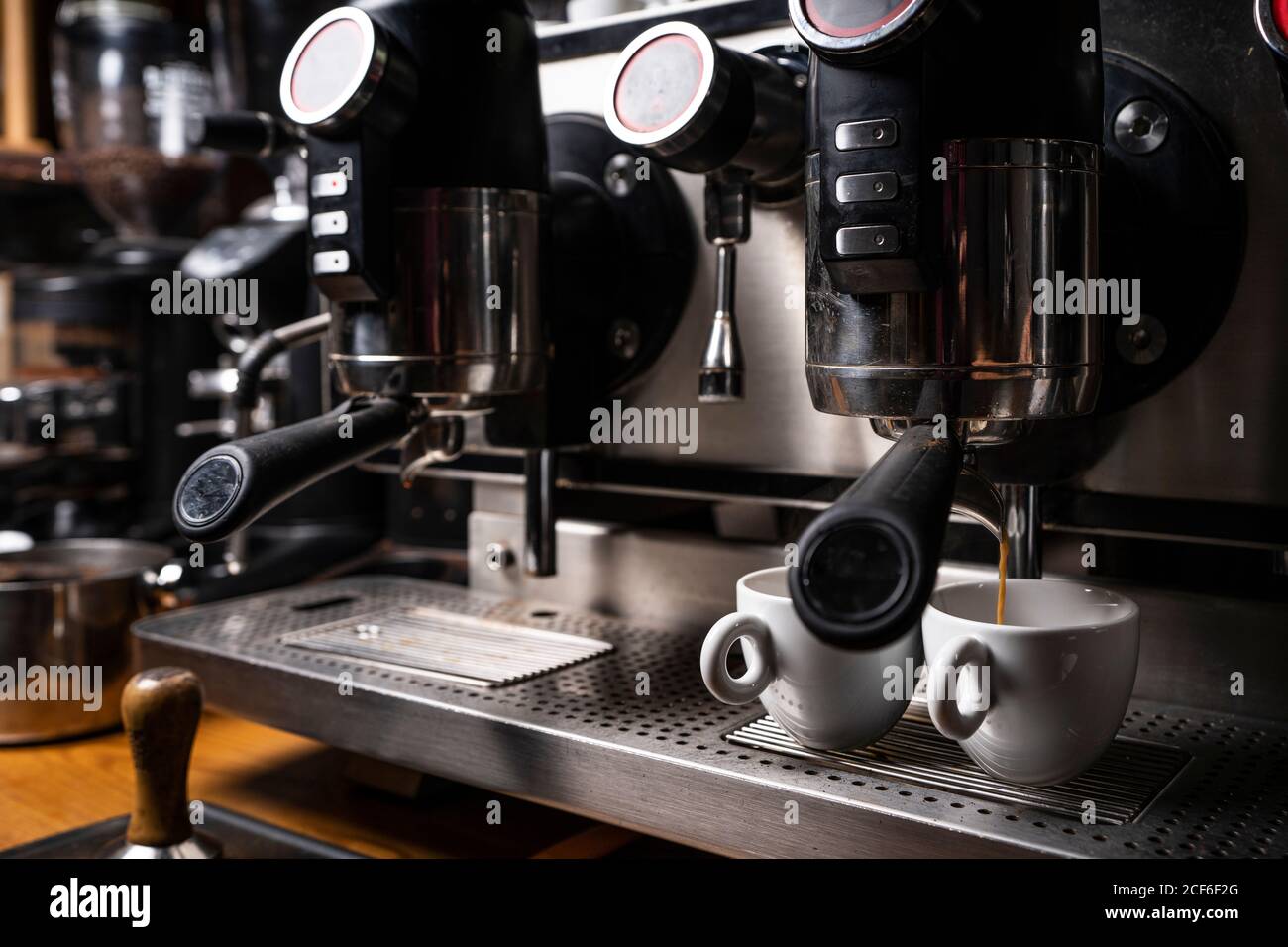 Máquina de café profesional en el restaurante que ofrece café expreso  recién hecho dos tazas blancas Fotografía de stock - Alamy