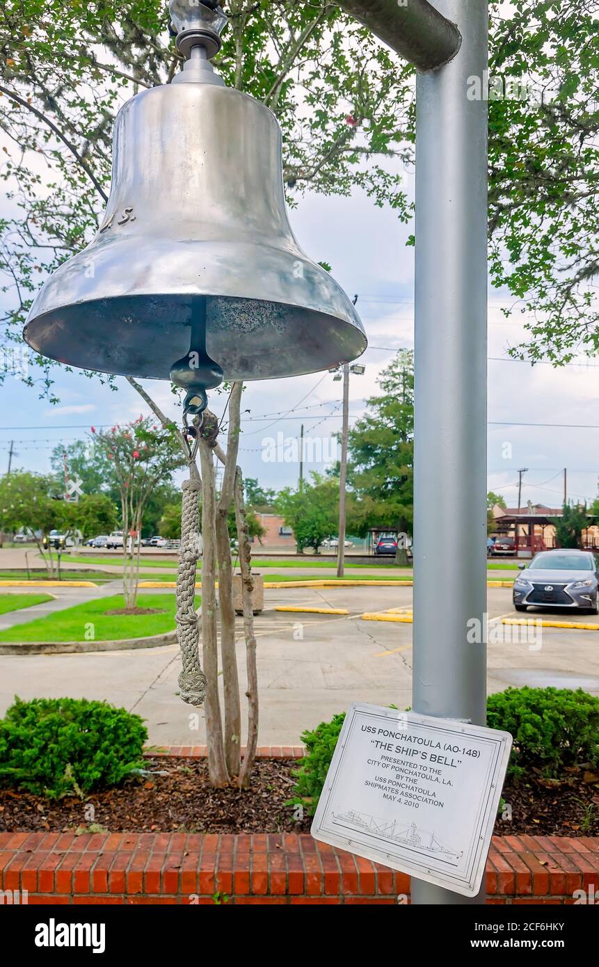 La campana de un barco del USS Ponchatoula (AO-148) está representada en el Ayuntamiento de Ponchatoula, el 31 de agosto de 2020, en Ponchatoula, Luisiana. Foto de stock