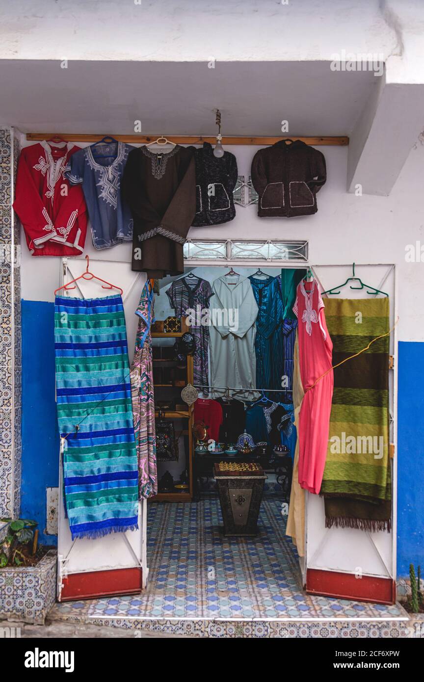 Pequeña tienda con telas de colores étnicos y trapos tradicionales en Tánger,  Marruecos Fotografía de stock - Alamy