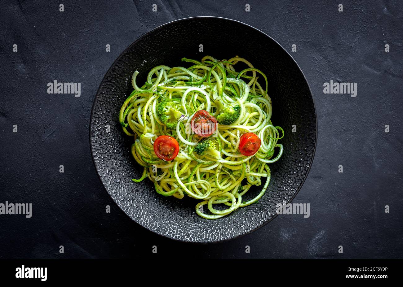 Zucchini Spaghetti casero con salsa de pesto, brócoli y tomates cherry de  arriba. Concepto de comida   superior Fotografía  de stock - Alamy