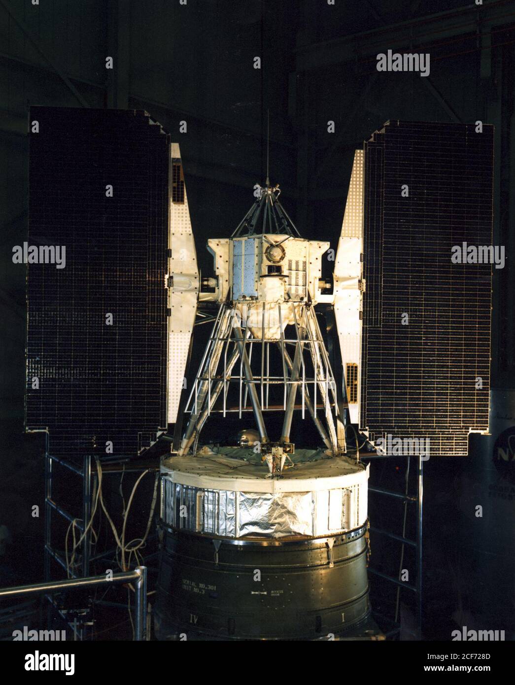Nimbus-A, un satélite meteorológico avanzado, fue lanzado el 28 de agosto de 1964 desde la base de la Fuerza Aérea de Vandenberg, California, en un vehículo de lanzamiento Thor-Agena B. El satélite se diseñó en dos secciones. El anillo circular inferior albergaba los sensores meteorológicos y la electrónica. La sección hexagonal superior contenía el sistema de control de altitud y tenía dos paneles solares con 10,500 paneles individuales en cada lado. Nimbus-A pesaba 830 libras y estaba compuesto de 40,000 componentes. El satélite fue construido por General Electric Company y permaneció operativo hasta el 23 de septiembre de 1964 Foto de stock