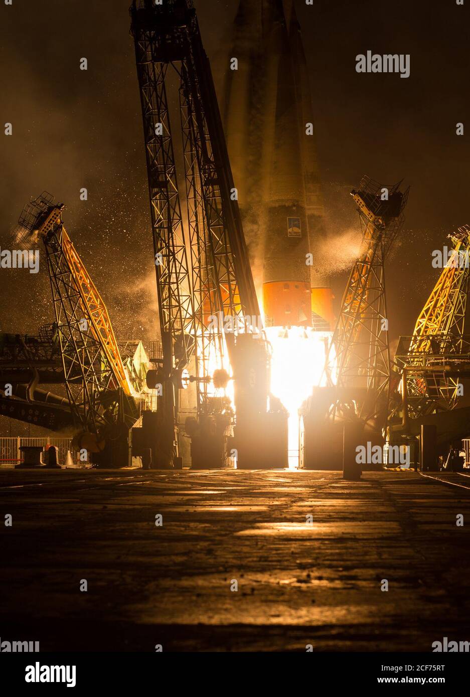 El cohete Soyuz TMA-20M se lanza desde el Cosmódromo de Baikonur en Kazajstán el sábado 19 de marzo de 2016 llevando la expedición 47 el Comandante de Soyuz Alexey Ovchinin de Roscosmos, Ingeniero de Vuelo Jeff Williams de la NASA, Y el ingeniero de vuelo Oleg Skripochka de Roscosmos comenzó su misión de cinco meses y medio en la Estación Espacial Internacional. (Crédito de la foto: NASA/Aubrey Gemignani) Foto de stock