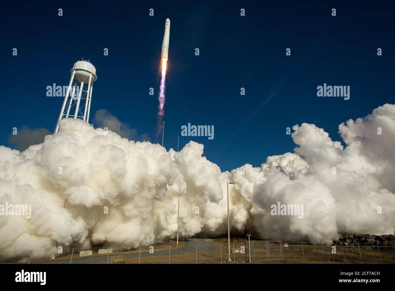 Un cohete Antares de Orbital Sciences Corporation se ve cuando se lanza desde Pad-0A en el Wallops Flight Facility de la NASA, el jueves 9 de enero de 2014, Wallops Island, va. Antares transporta la nave espacial Cygnus en una misión de reabastecimiento de carga a la Estación Espacial Internacional. La misión Orbital-1 es el primer vuelo de entrega de carga contratado por Orbital Sciences a la estación espacial para la NASA. Cygnus está llevando experimentos científicos, provisiones para la tripulación, piezas de repuesto y otros equipos a la estación espacial. Crédito de la foto: (NASA/Bill Ingalls) Foto de stock