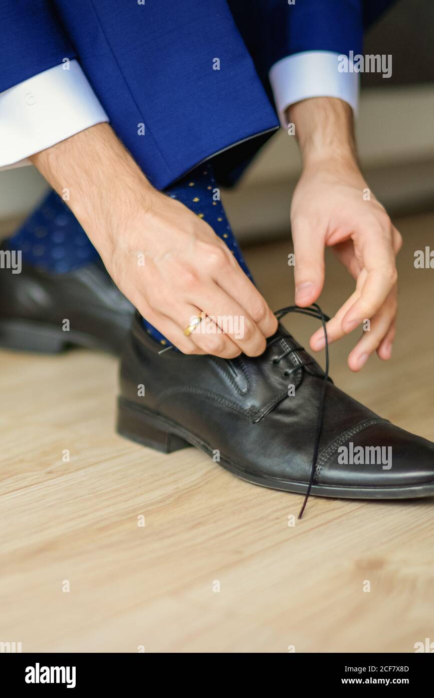 Novio está usando zapatos en ropa de boda azul en el interior. El hombre de  negocios lleva zapatos Fotografía de stock - Alamy