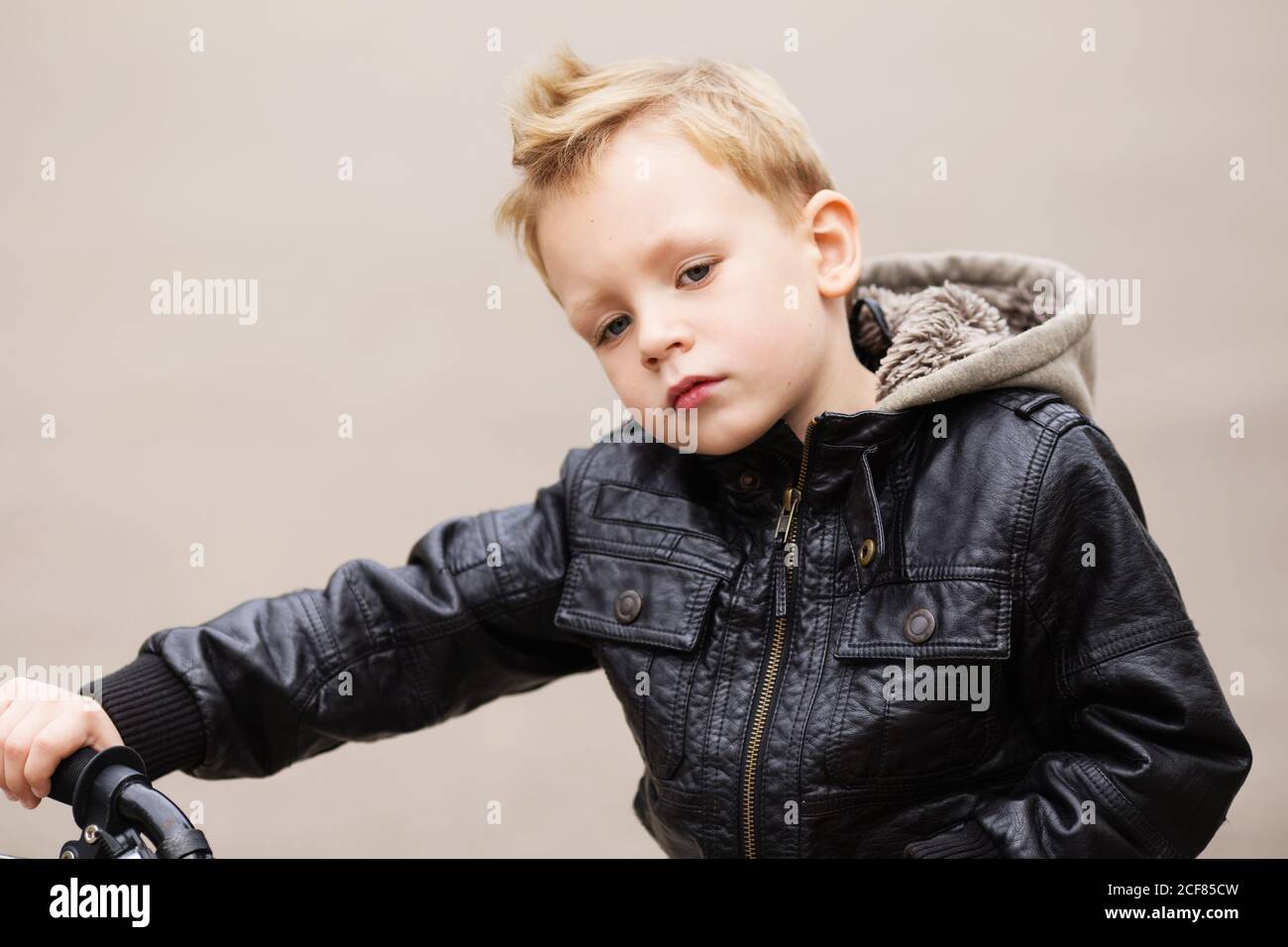 Alarmante limpiar danés Campera de cuero negro niños fotografías e imágenes de alta resolución -  Página 3 - Alamy