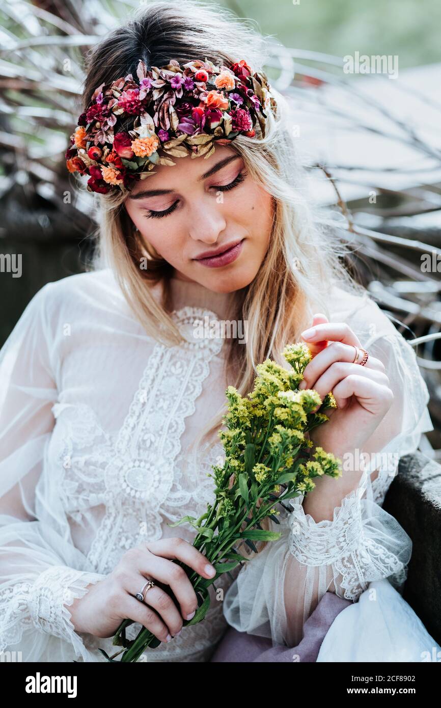 Vestido blanco con flores amarillas sale