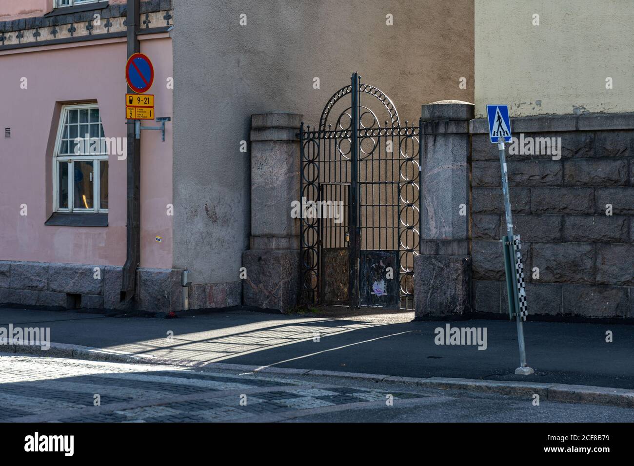Puerta de la escuela primaria Kallio en Helsinki, Finlandia Foto de stock