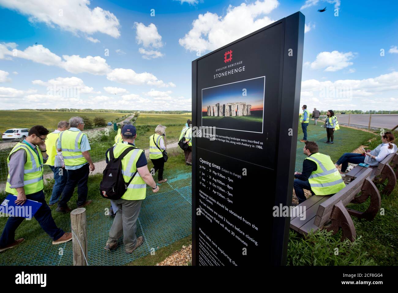 Los inspectores y las partes interesadas visitan la zona de Stonehenge como parte de un examen de seis meses de la propuesta de construir un Túnel de carretera para la A3030 Foto de stock