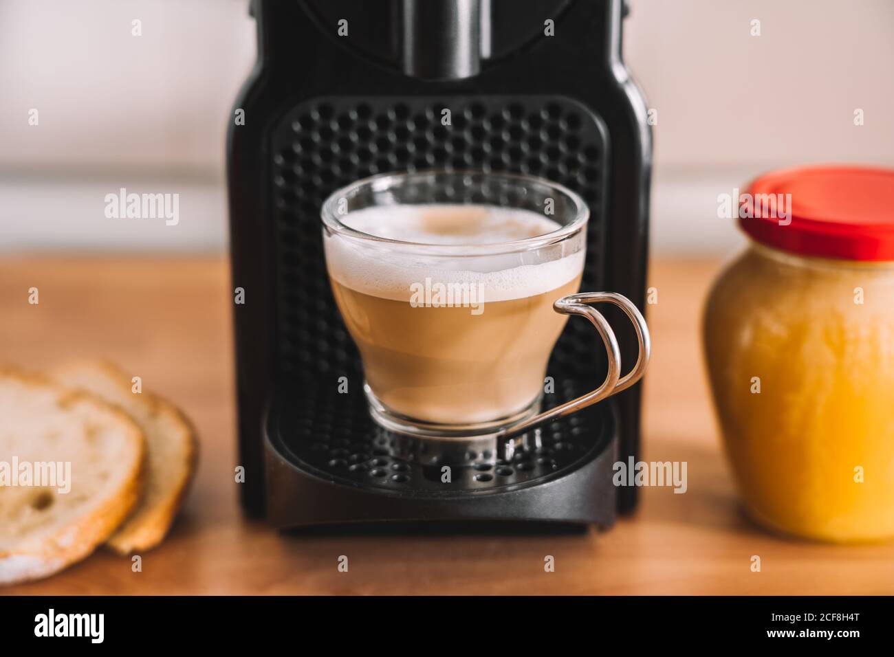 Café recién cortado con leche en el equipo de la máquina de café en cocina  moderna Fotografía de stock - Alamy