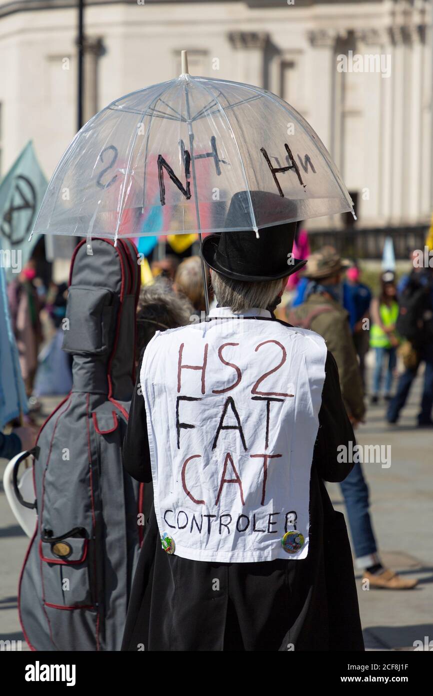Protestor HS2 con paraguas en Trafalgar Square, Londres, 1 de septiembre de 2020 Foto de stock