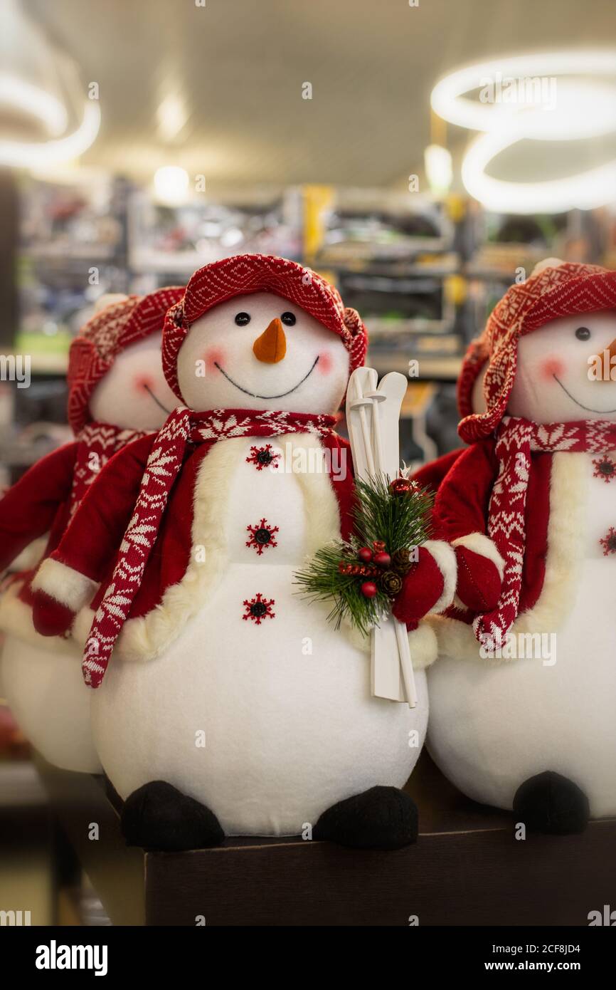 Muñeco de nieve grande y alegre con una chaqueta roja y un sombrero con  esquís. Navidad decoración muñeco de nieve títere. Invierno, Navidad y año  nuevo símbolo Fotografía de stock - Alamy