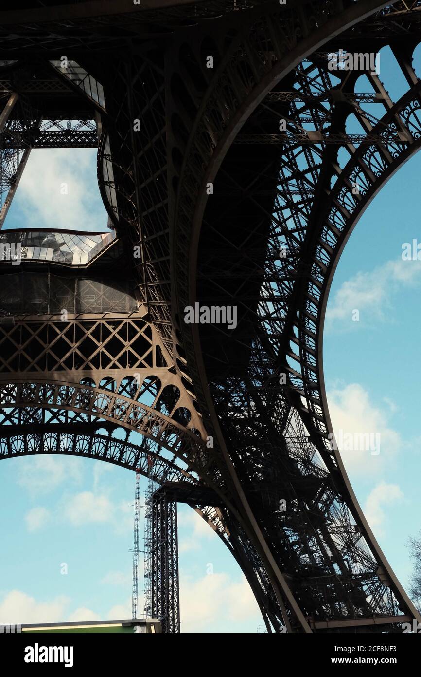 Debajo de la Torre Eiffel en París Foto de stock