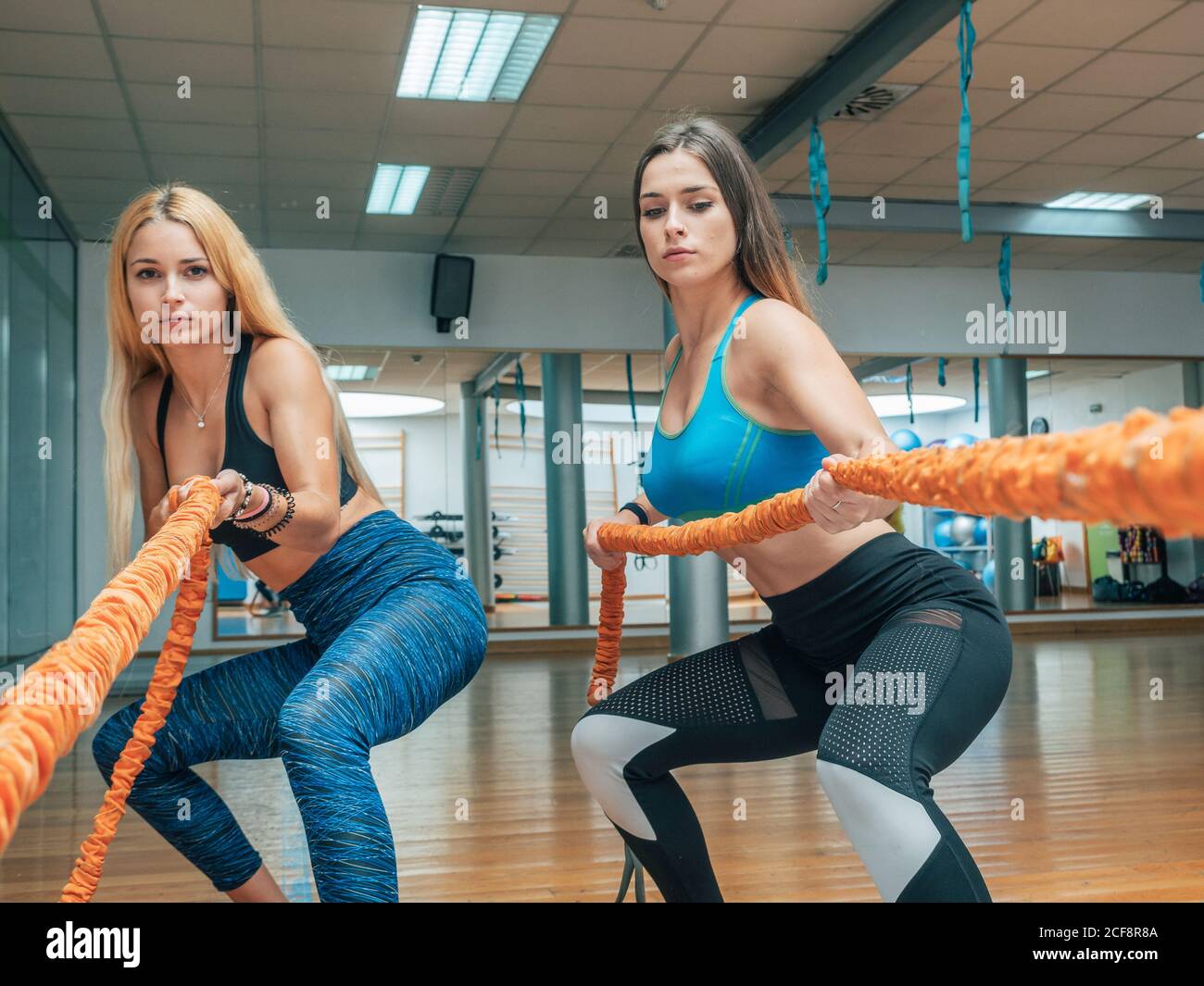 Mujeres musculosas fotografías e imágenes de alta resolución - Alamy