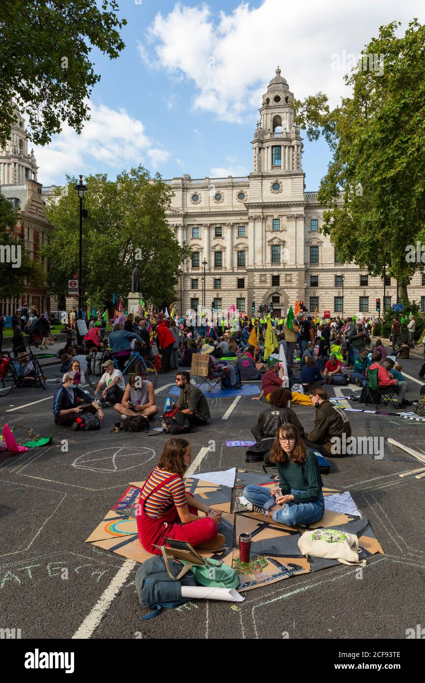 Manifestantes que bloquean la carretera durante la extinción manifestación de la Rebelión, Parliament Square, Londres, 1 de septiembre de 2020 Foto de stock