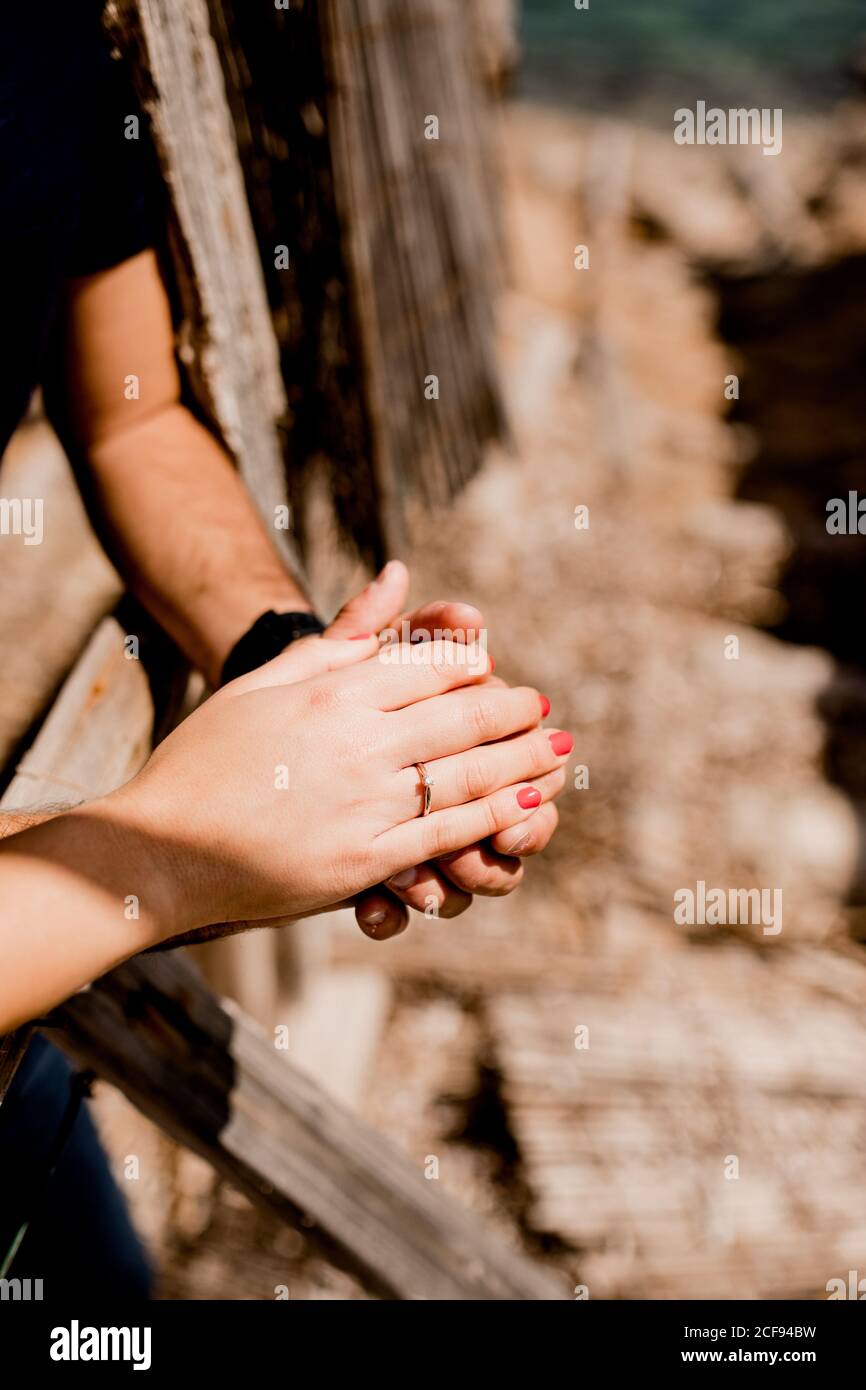 Pareja Comprometida Manos Fotos E Imagenes De Stock Alamy