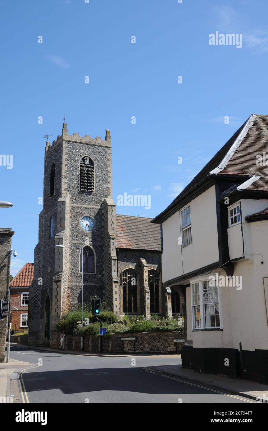La Iglesia de San Pedro, Thetford, Norfolk, es una de las iglesias medievales sobrevivientes de Thetford. Fue ampliamente reconstruido por suscripción pública. Foto de stock