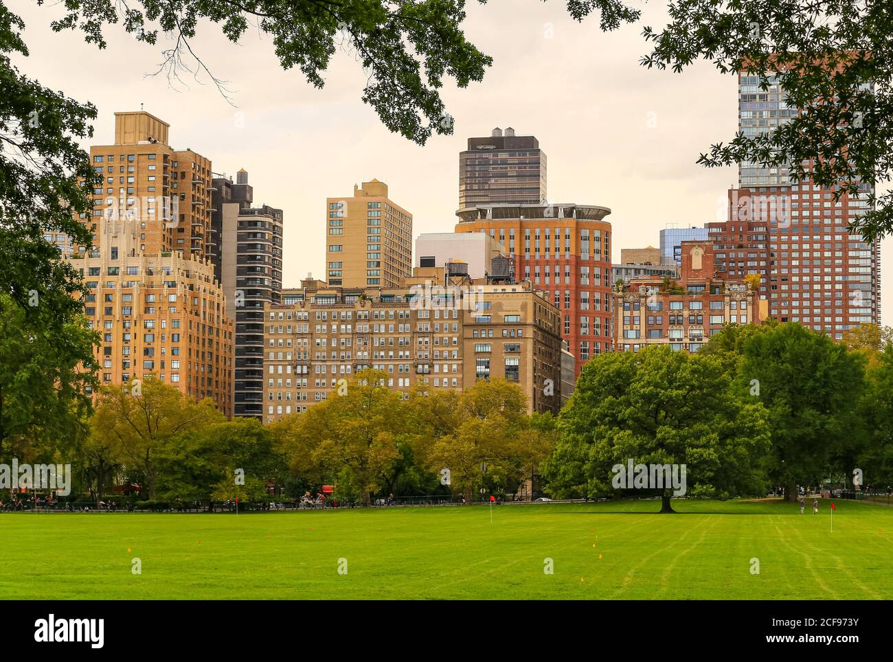 Ciudad de Nueva York, EE.UU. - 7 de octubre de 2019: Vista a través de Sheep Meadow en Central Park hasta el horizonte de los edificios adyacentes cerca de Lincoln Square. Foto de stock