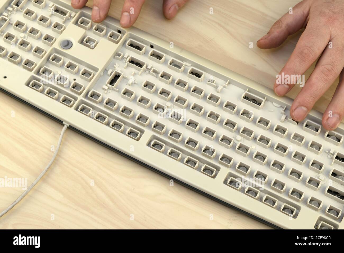 Libertad de expresión, censura y restricciones en Internet, un hombre  trabaja en un teclado sin teclas Fotografía de stock - Alamy